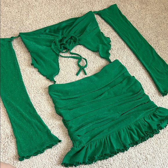Green Off-Shoulder Crop Top and Skirt Set - Picture 3 of 9